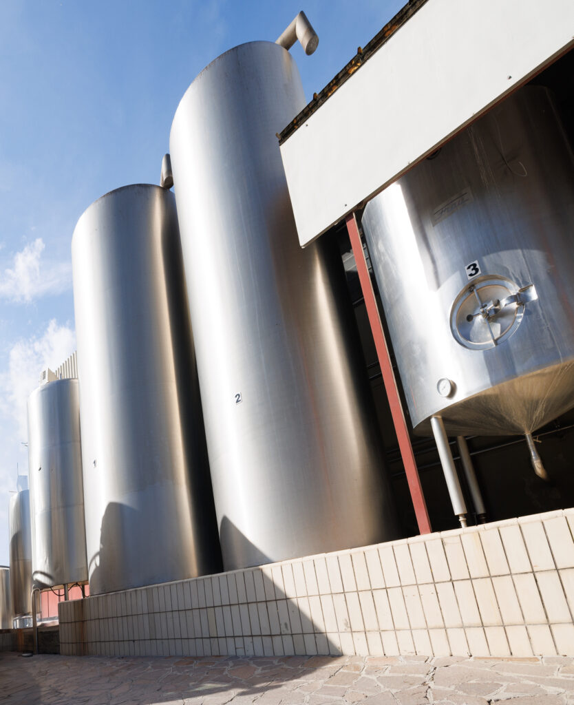 Il nostro caseificio utilizza tecnologie eco-friendly e pratiche sostenibili, dal recupero del calore agli impianti fotovoltaici, per minimizzare l'impatto ambientale